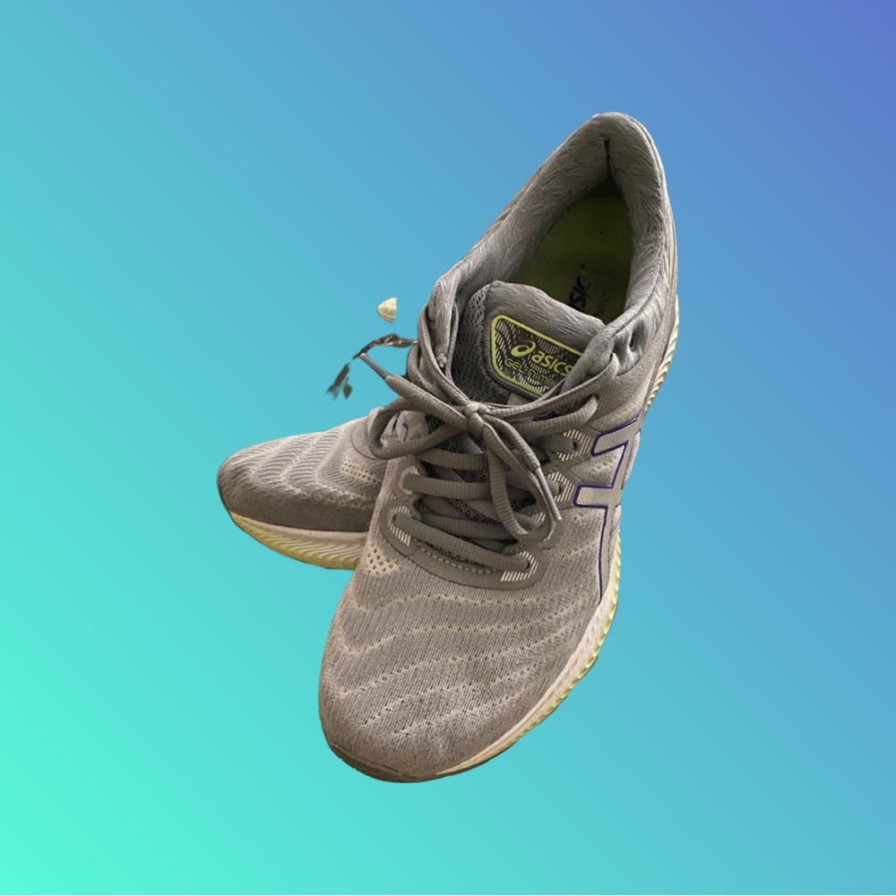 Gray ASICS nimbus 22